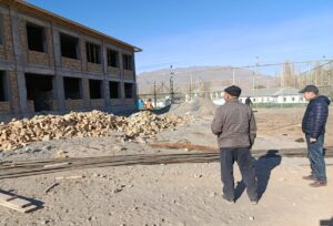 Глава Тогуз-Тороуской районной государственной администрации — аким М.М. Мураталиев ознакомился с ходом строительных работ в Атайском аильном аймаке