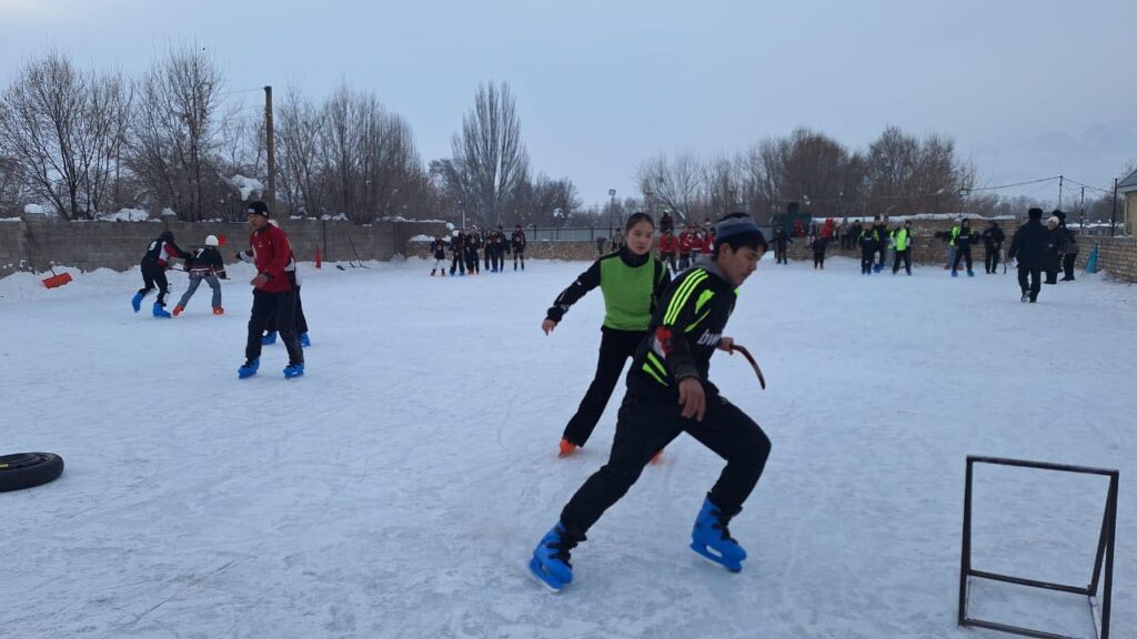 Тогуз-Тородо окуучулар муз үстүндө күч сынашты